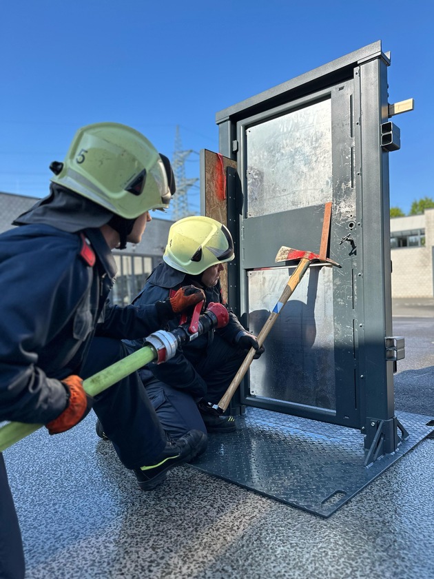 FW Dinslaken: Feuerwehrhandwerk erfolgreich vereinheitlicht