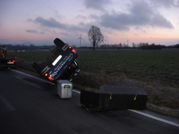 POL-HOL: Landesstraßen 581 und 583: Stadtoldenorf - Arholzen und Stadtoldendorf - B 64: Fünf Glatteisunfälle in 25 Minuten - Zwei schwer- und eine leicht verletzte Person -