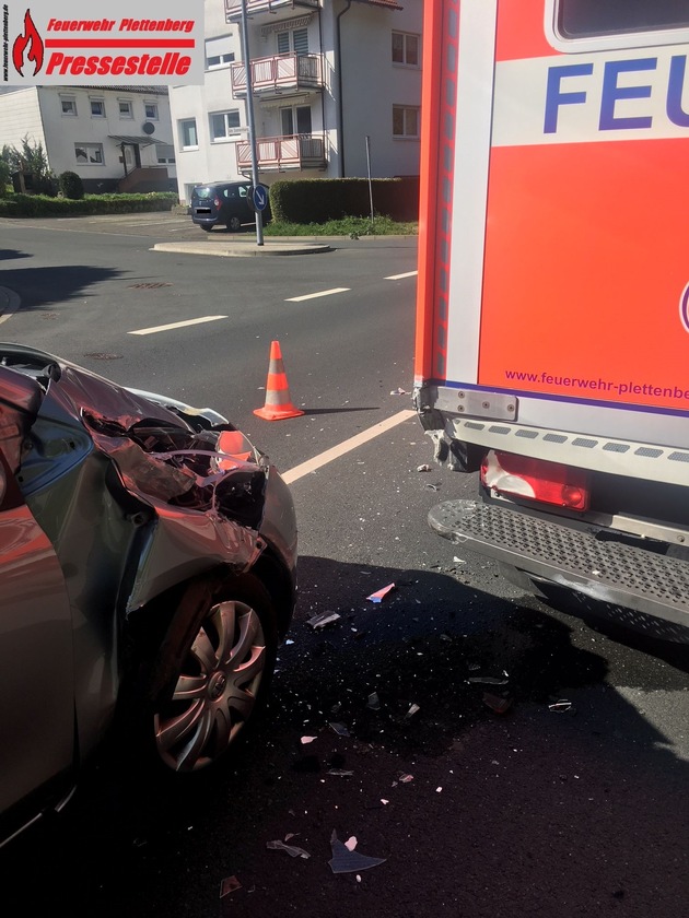 FW-PL: OT- Oesterau. PKW kollidiert mit stehendem Rettungswagen.