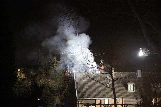 FW Mettmann: Vollalarm für die Feuerwehr Mettmann wegen eines Dachstuhlbrandes