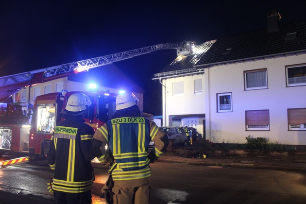 FF Bad Salzuflen: Feuer greift von Schuppen auf Dachstuhl über / 50 Einsatzkräfte bekämpfen einen Brand eines Mehrfamilienhauses am Adlerweg. Verletzt wird niemand