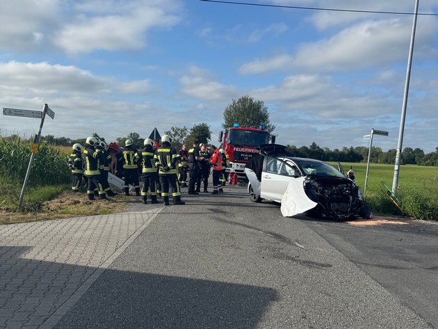 FW-AUR: Verkehrsunfall zwischen Auto und Pritschenwagen