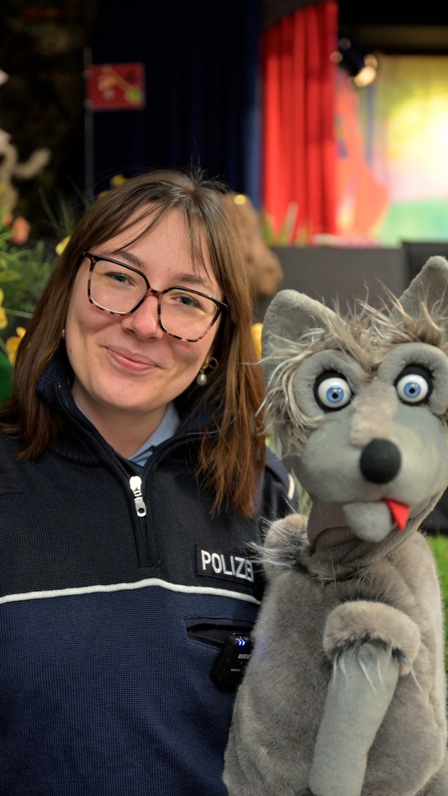 POL-BI: Polizei Bielefeld sucht Namen für neuen Wolf der Puppenbühne - Überraschungspaket zu gewinnen