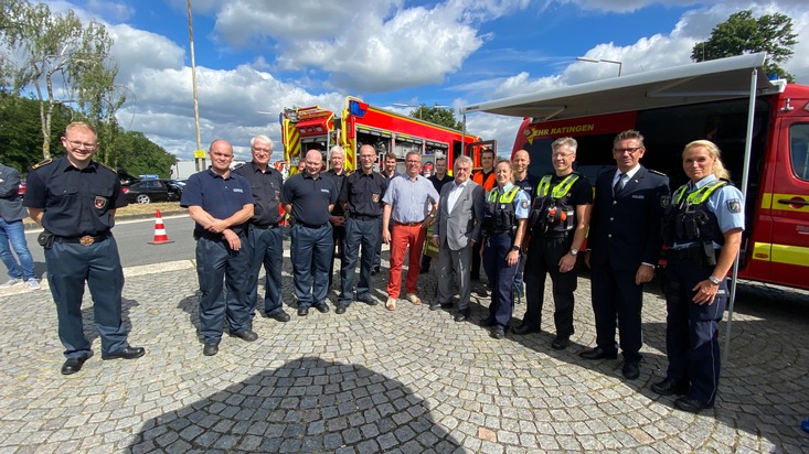 FW Ratingen: Landesweite Kontrolle des Reiseverkehrs - Feuerwehr Ratingen unterstützt Informationsveranstaltung der Polizei