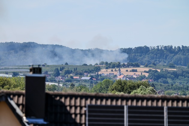 FW Überlingen: Flächenbrand / rund 2.000 Quadratmeter in Flammen / Feuer schnell gelöscht
