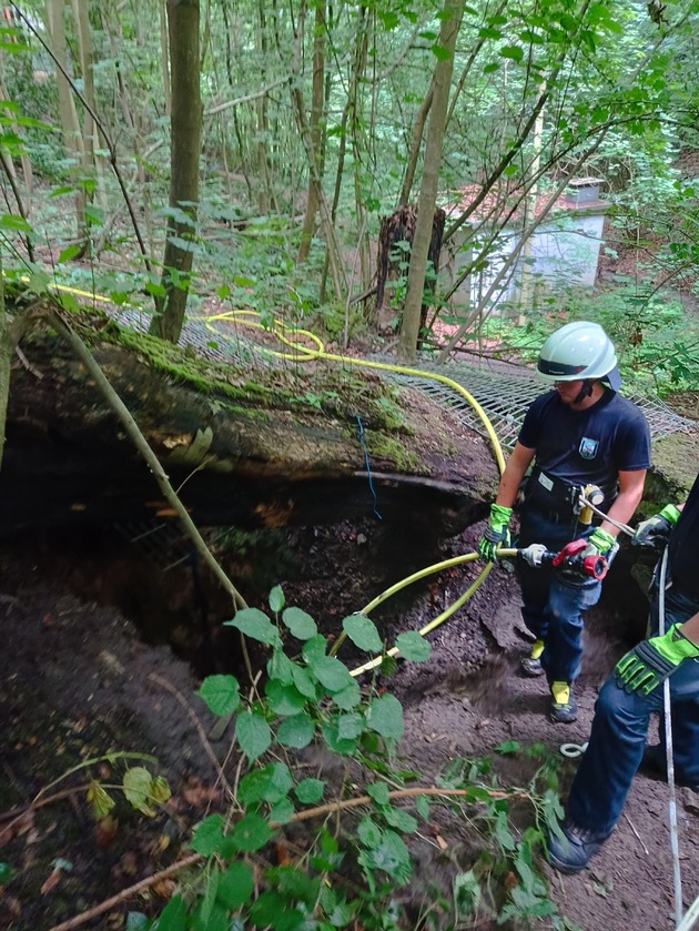 FW-EN: Brennender Baumstamm sorgt für langwierigen Feuerwehreinsatz in Hattingen