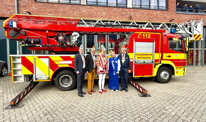 FW Ratingen: Prinzenpaare zu Besuch bei der Feuerwehr Feuerwehr Ratingen