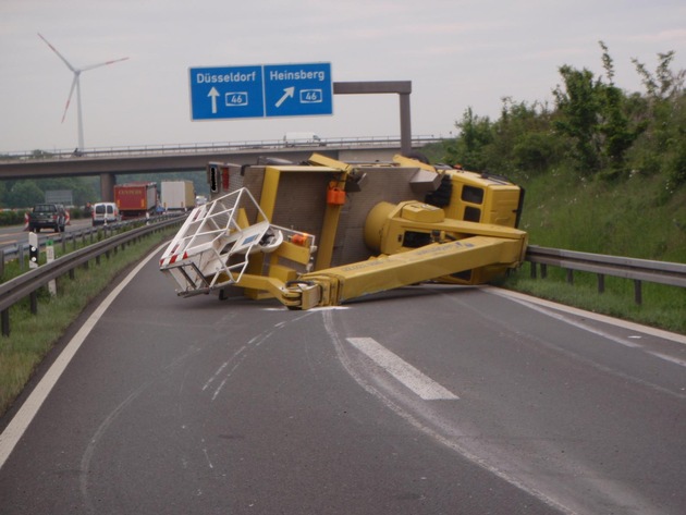 POL-D: Mönchengladbach - A 46/A 61 - Verkehrsunfall im AK Wanlo  - Umgestürzter Lkw blockiert Tangentenfahrbahn in Richtung Düsseldorf und Heinsberg - Fahrer leicht verletzt - Verkehrsstörungen