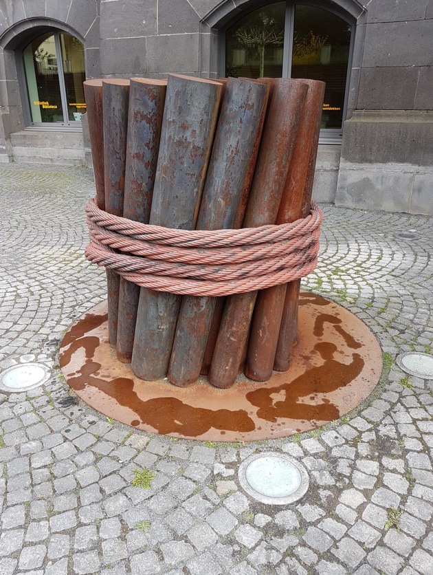 POL-BN: Zu unseren Fotos: Museums-Skulpturen in der Bonner Weststadt mit unbekannter Flüssigkeit beschädigt - Polizei fahndet nach Tatverdächtiger und bittet um Hinweise