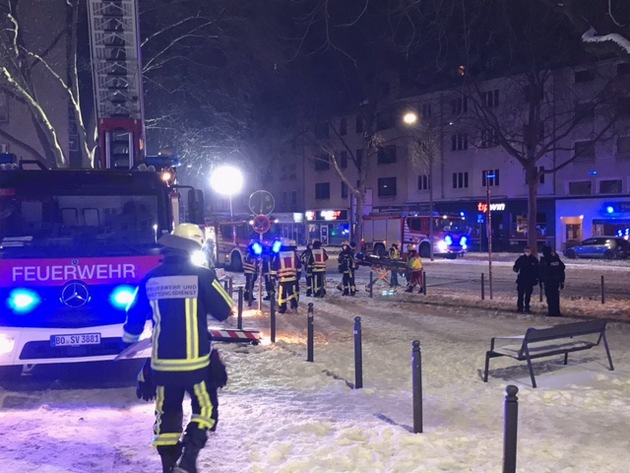 FW-BO: Feuer in einem mehrgeschossigen Wohn- und Geschäftshaus in der Bochumer Innenstadt