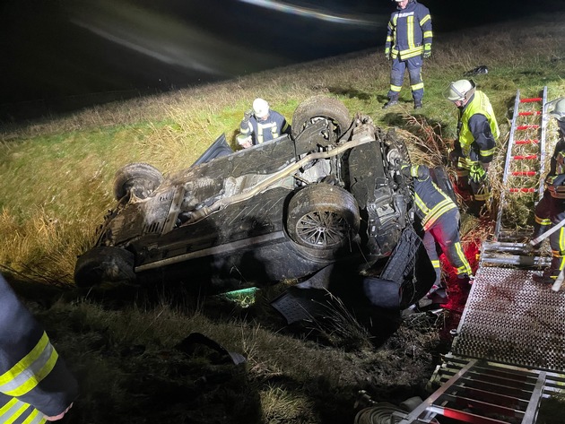 FW-ROW: Mercedes SUV überschlägt sich - Feuerwehr im Dauereinsatz +++ Schwere Verkehrsunfälle auf der Hansalinie - Feuerwehr befreit eingeklemmte Person