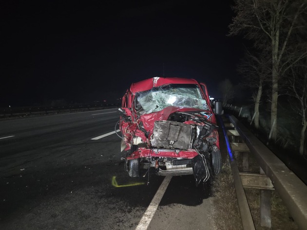 FW-ROW: N&auml;chtlicher Feuerwehreinsatz sorgt f&uuml;r Vollsperrung der Autobahn A1 H&ouml;he Grundbergsee