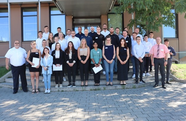 HZA-LÖ: New junior staff at the main customs office in Lörrach