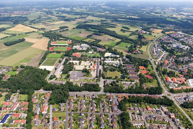 Ein Name zum 60. Geburtstag/Pünktlich zum 60. Geburtstag der Sportschule der Bundeswehr bekommt die Kaserne in Warendorf einen Namen und heißt ab sofort &quot;Georg-Leber-Kaserne&quot;