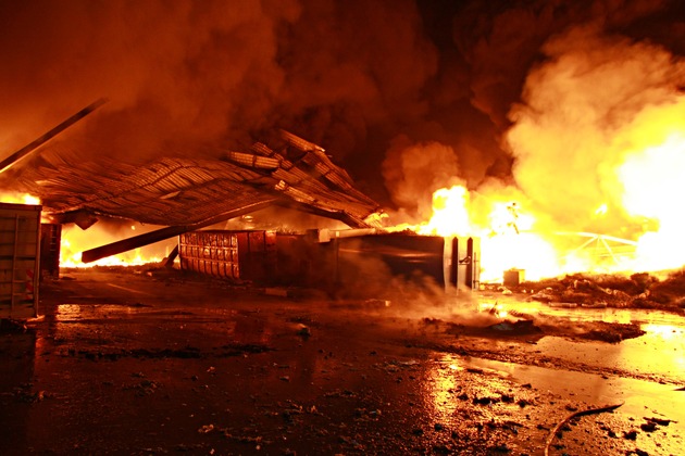 FW-E: Großbrand in einem Recycling-Unternehmen in Essen, II. Fortschreibung