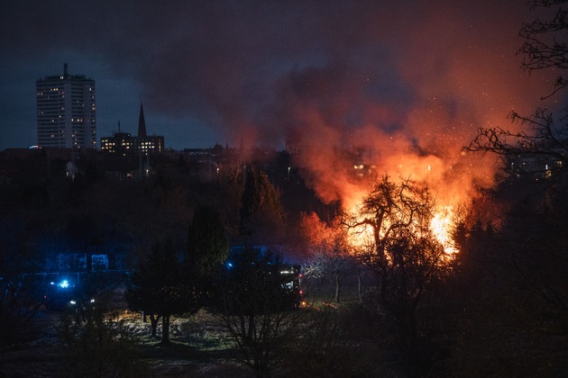 Feuerwehr Rostock: Ausgedehnter Brand in Kleingartenanlage