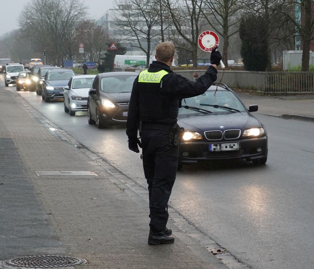 POL-STD: Verkehrskontrollen in Stade - 65 Autofahrer angehalten - ein Fahrer geflüchtet