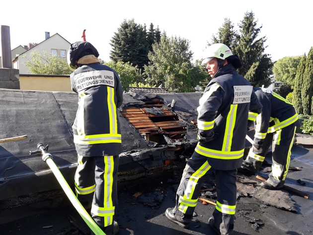 FW-BO: Brand im Dachbereich bei enger Bebauung: Besonnenes Eingreifen von Dachdecker und Anwohner verhindert schlimmeres
