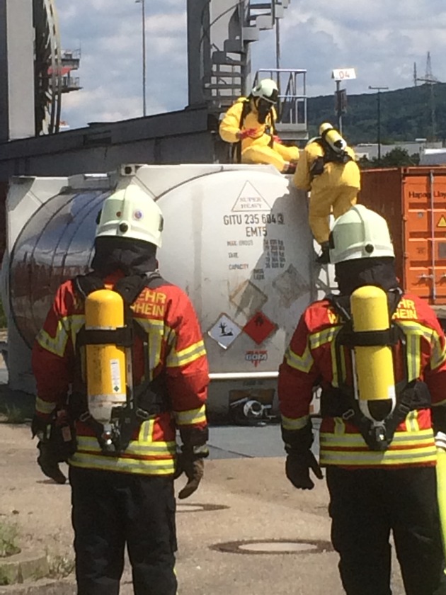 BPOLI-WEIL: Gefahrgutunfall im Containerbahnhof Weil am Rhein