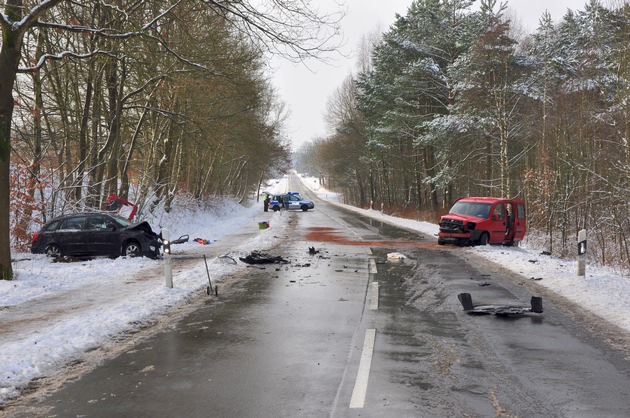 POL-WL: Frontalzusammenstoß ++ Winsen - Versuchter Einbruch in Juweliergeschäft - Polizei sucht Zeugen ++ Wistedt - Von der Fahrbahn abgekommen ++ Und weitere Meldungen