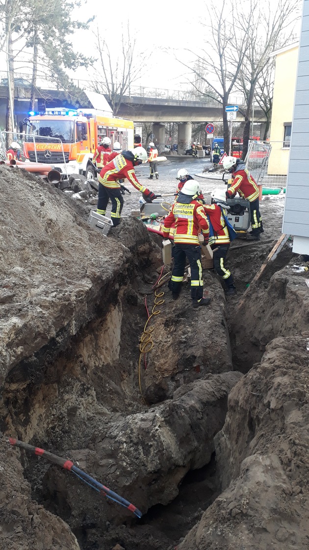 FW-PI: Person bei Tiefbauarbeiten unter Mauerresten eingeklemmt Einsatzort: Elmshorn Norderstraße Einsatz: TH Y