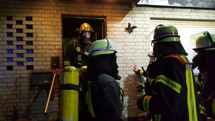 FW-AR: Feuerwehr unterbindet Übergreifen des Feuers auf Nachbarhaus:
Aufmerksamer Nachbar alarmiert Wehr noch rechtzeitig