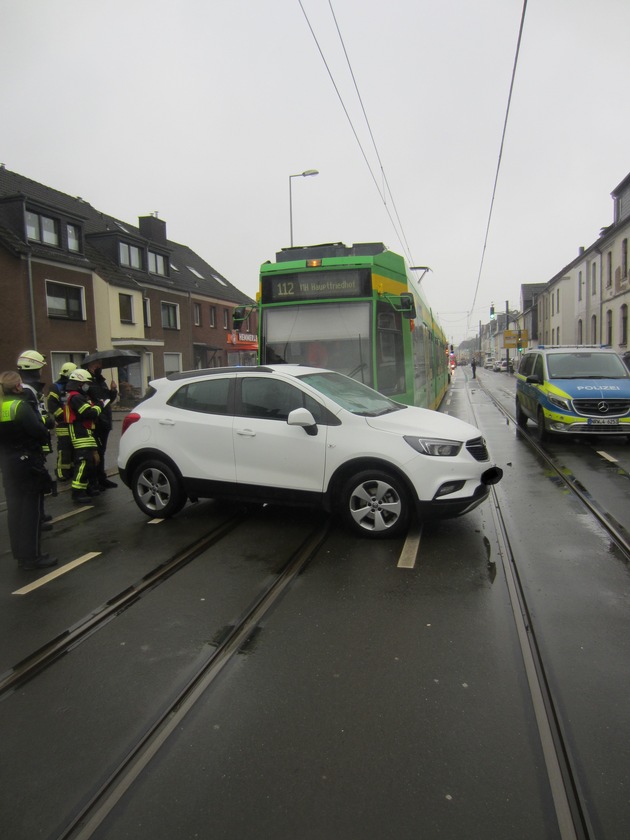 FW-MH: Verkehrsunfall zwischen PKW und Straßenbahn
