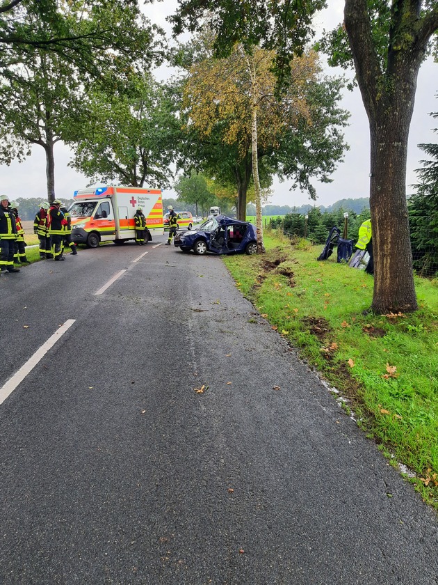 POL-STD: 31-jährige Autofahrerin bei Unfall in der Gemarkung Heinbockel tödlich verletzt, Bei sieben Autos in Buxtehude Reifen zerstochen