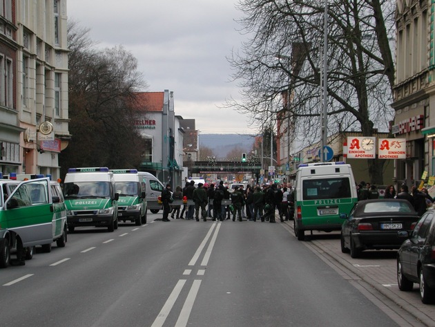 POL-HM: Kundgebungen verlaufen friedlich / Polizei sperrt Deisterallee