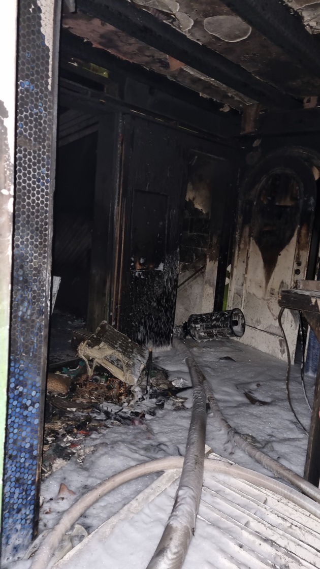 FW Datteln: Ausgedehnter Kellerbrand erforderte Stadtalam am Sonntagabend