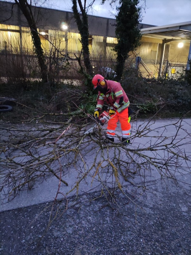 FW-Velbert: Ereignisreicher Tag - Information zum Einsatzgeschehen von Feuerwehr und Rettungsdienst der Stadt Velbert vom 06.01.2025