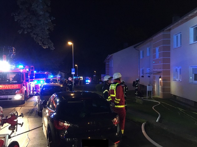 FW-MH: Zwei parallele Kellerbrände beschäftigt die Feuerwehr Mülheim an der Ruhr - 2 Personen über Drehleiter gerettet