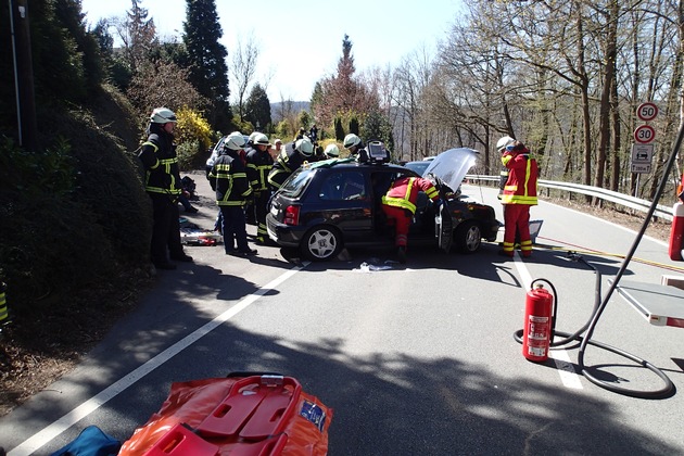 FW-PL: Verkehrsunfall mit eingeklemmter Person