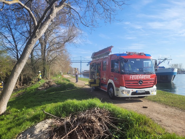 Feuerwehr Weil: Wohnwagen-Brand am Rheinufer
