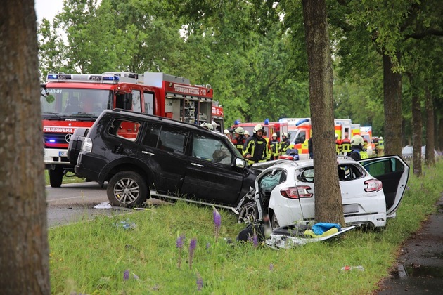 FW-SE: Schwerer Verkehrsunfall zwischen drei Personenkraftwagen