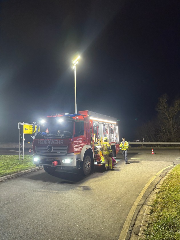 FW Weinheim: Schwerer Verkehrsunfall an der B3 Abfahrt L&uuml;tzelsachsen. Drei Verletzte nach Zusammensto&szlig; zweier Pkw.