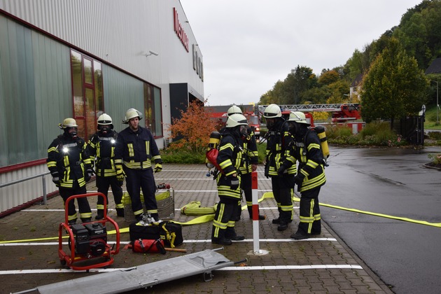 FW-OE: Jahresabschlussübung des Löschzugs 3 - Menschenrettung aus Industriebetrieb