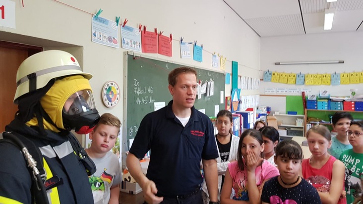 FW-WRN: Brandschutzfrüherziehung in der Werner Wienbredeschule mit der Freiwilligen Feuerwehr Werne