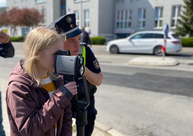 POL-HWI: Mit Uniform und Spurenpinsel - Girls´Day 2022 in der Polizeiinspektion Wismar