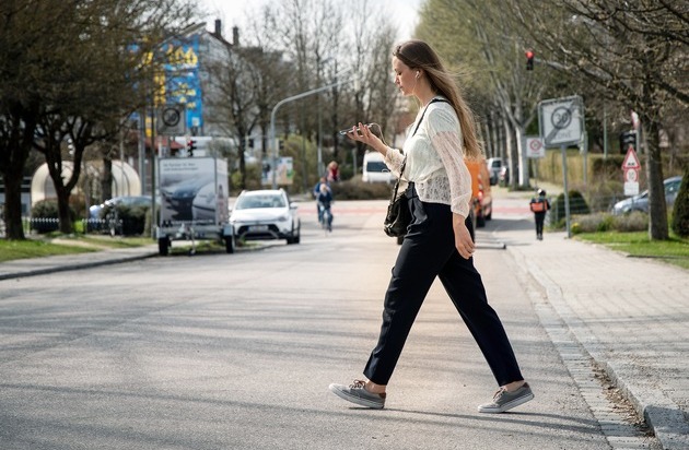 Allianz Suisse: Allianz-Sicherheitsstudie: Hohe Gefahr für Fussgänger durch Rückwärtsfahrer