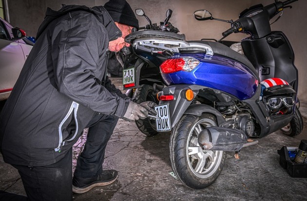 HUK-COBURG: Mopeds, E-Scooter und S-Pedelecs brauchen neues Versicherungskennzeichen/ Versicherungsschutz nur mit g&uuml;ltigem schwarzem Kennzeichen
