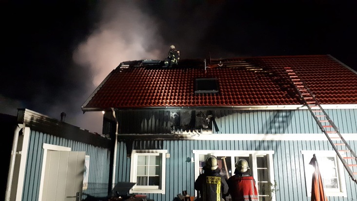 FW-DO: 18.09.2019 - FEUER IN MENGEDE
Feuer unter Carport schlägt auf Wohnhaus über