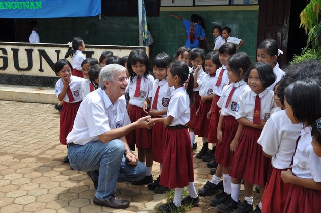 Reiner Meutsch eröffnet die 1000. Schule mit seiner Stiftung „Fly &amp; Help“