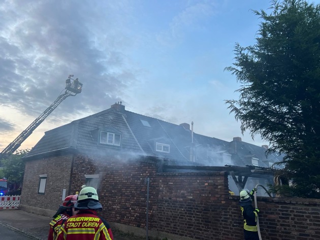 FW Düren: Brand greift auf Wohnhaus über