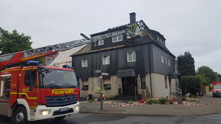 FW-RE: Dachstuhlbrand in voller Ausdehnung - keine Verletzten