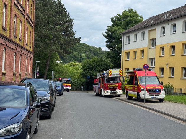 FW-EN: Einsatzreicher Montag mit Brand im Gebäude