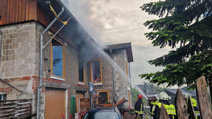 FW VG Westerburg: Einfamilienhaus brennt in Pottum - Bewohner bleiben unverletzt