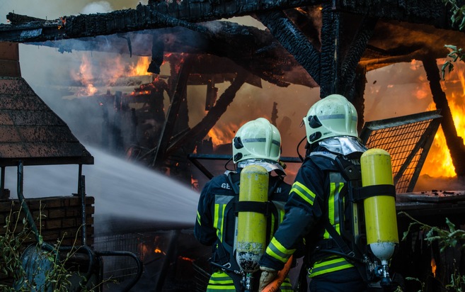 FW-GE: Eine brennende Gartenlaube sorgt für hohe Rauchsäule über Beckhausen