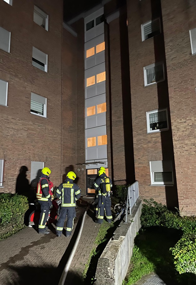 FW Bergheim: Gebäudebrand im 4. Obergeschoss eines Mehrfamilienhauses in Bergheim-Zieverich