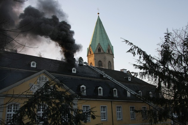 FW-E: Großbrand in Folkwang Hochschule, Dach des Ostflügels Raub der Flammen